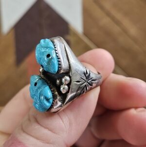 Vintage Native American Sterling Silver Ring Featuring Two Hand Carved Frogs
